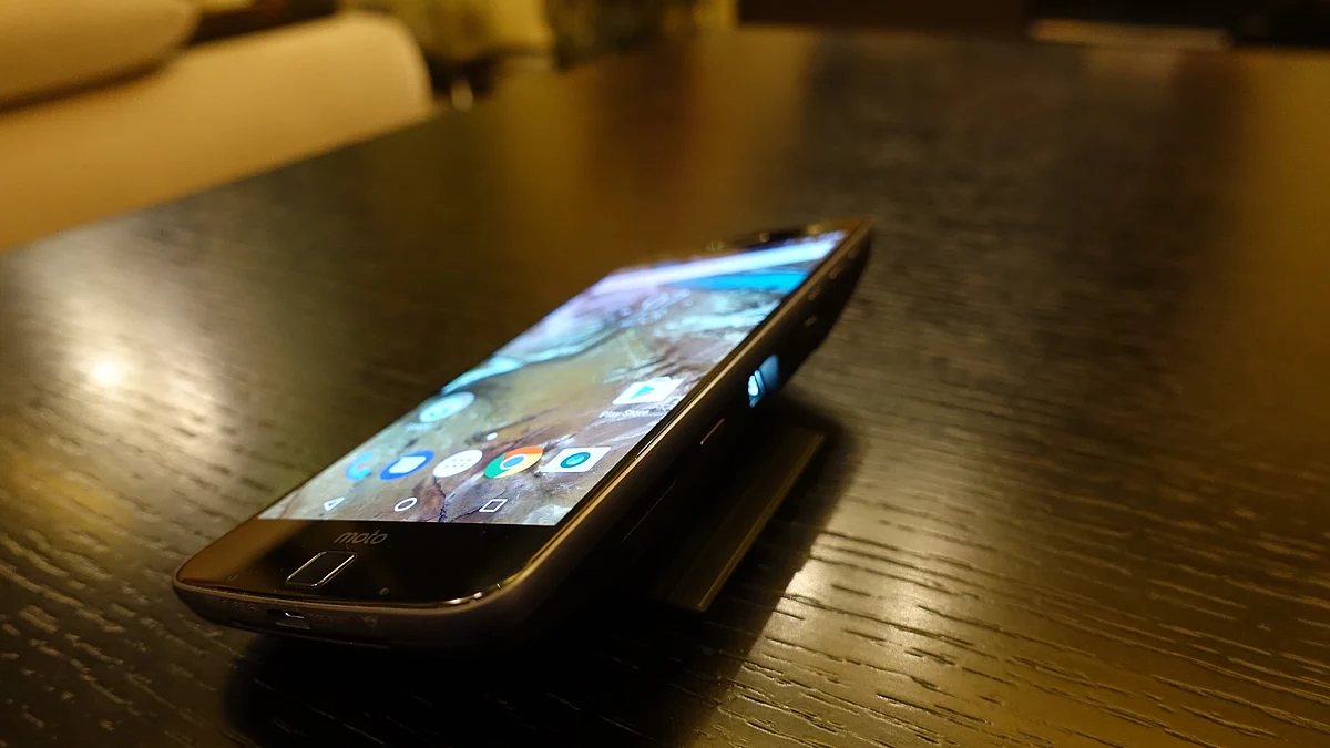 Review Moto Z With InstaShare Projector Is Alluring but Pricey